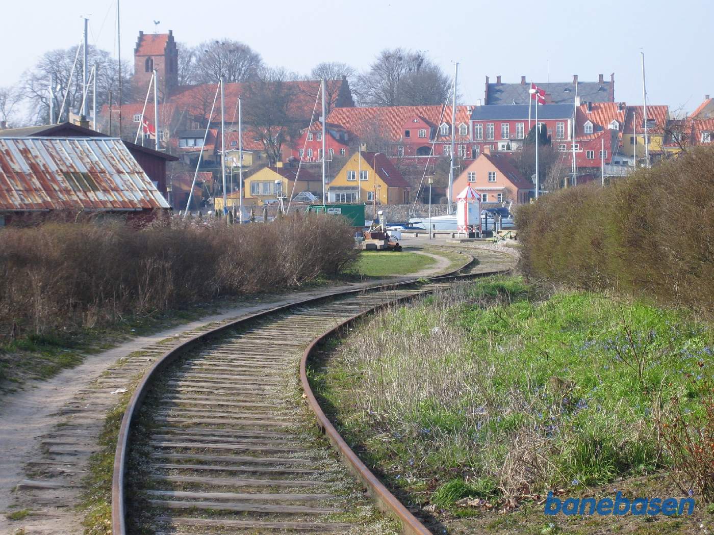 Et billede ned ad havnesporet med havnen i baggrunden Et billede ned ad havnesporet med havnen i baggrunden