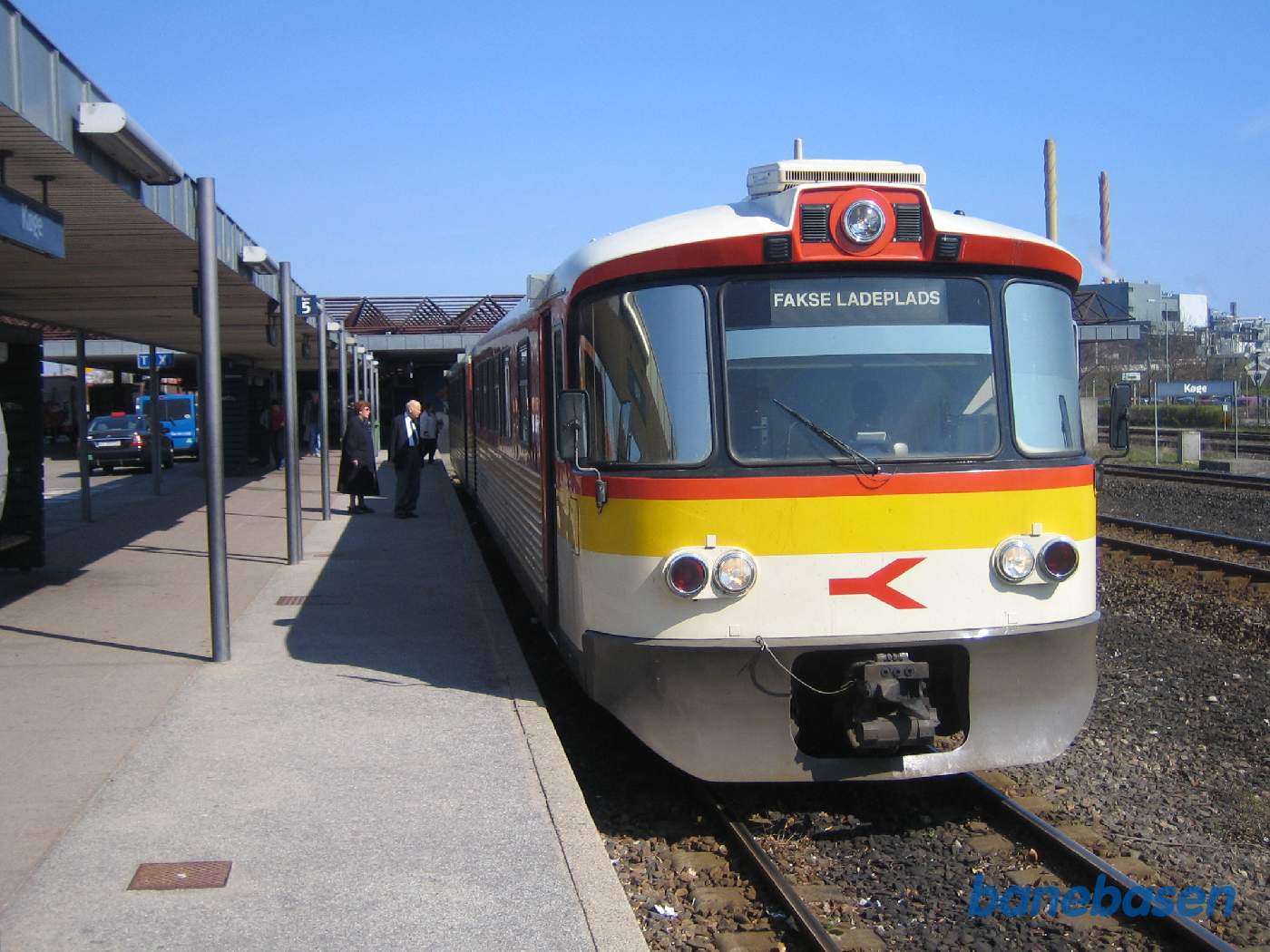 2 pensionister på perronen, de skal til Faxe Ladeplads