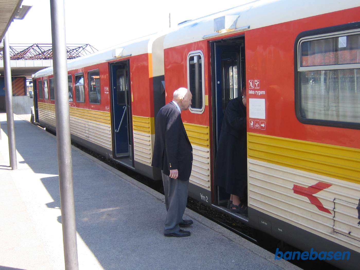 De 2 pensionister på vej ind i toget