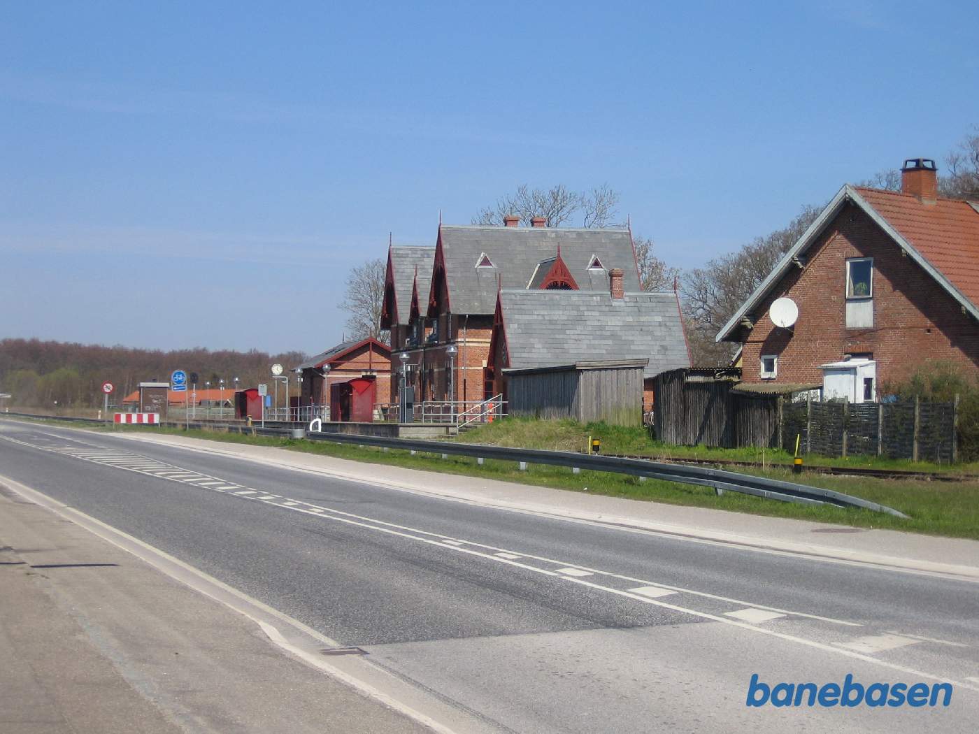 Stationen set fra den modsatte side af Faxe Havnevej