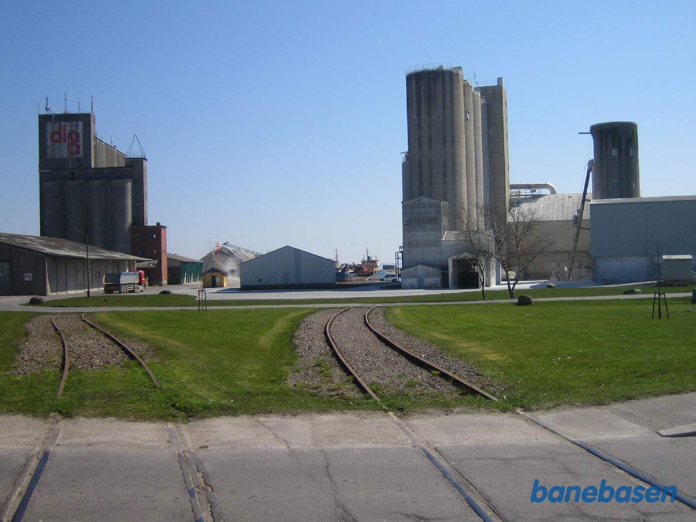 Jernbanespor ind til industrien på havnen