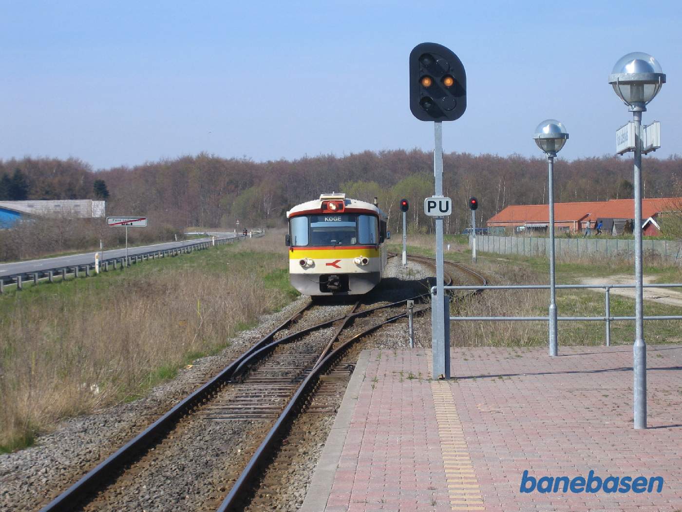 Y-tog på vej ind på stationen