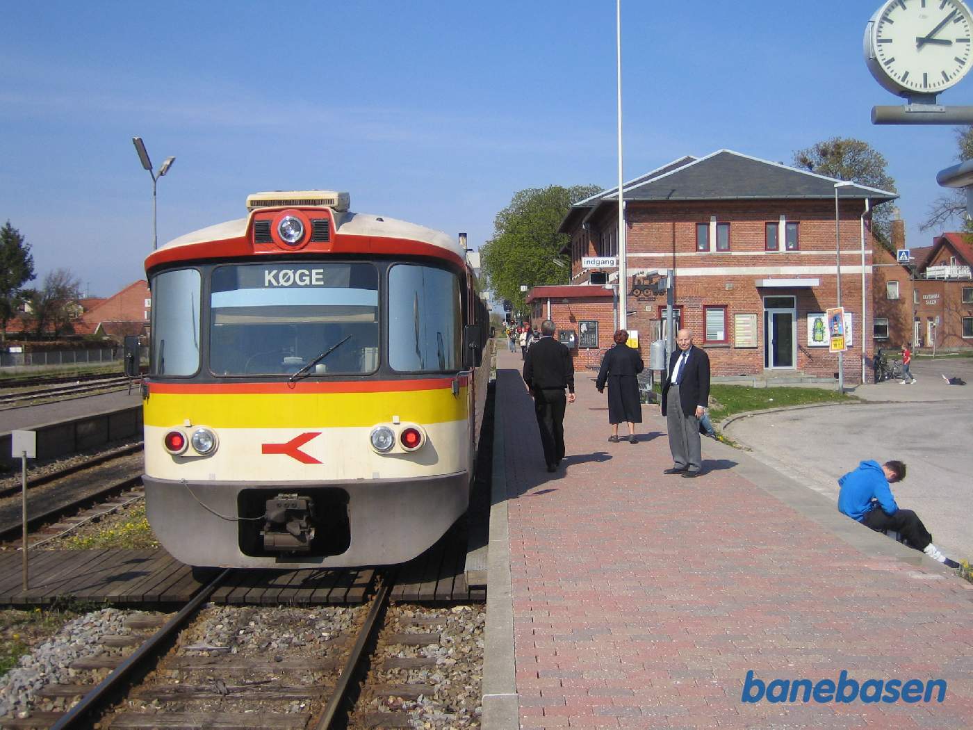 Y-toget holder ved perron 1 på stationen