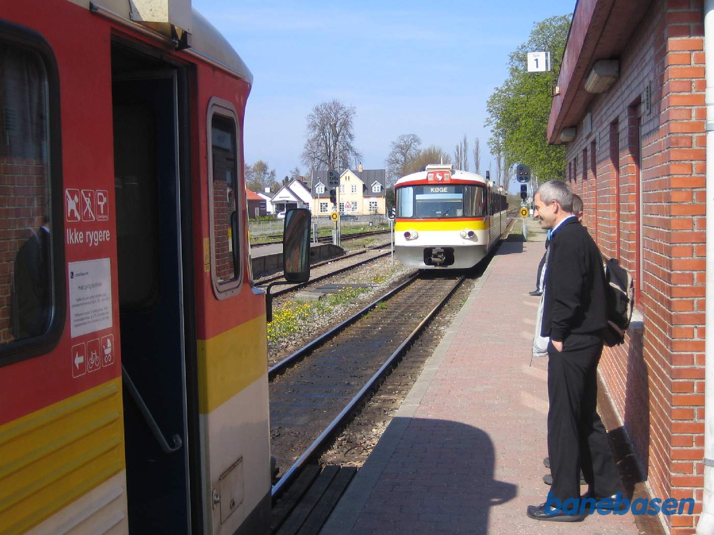 Y-tog fra Rødvig kører ind i spor 1 for kobling med toget fra Faxe Ladeplads. Det sammenkoblede tog skal til Køge