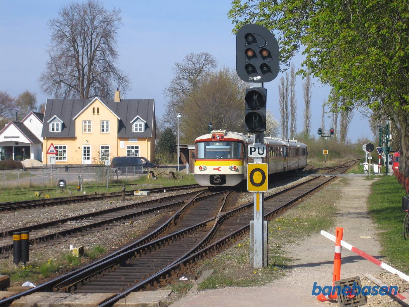 Tog mod Køge på vej ud af stationen