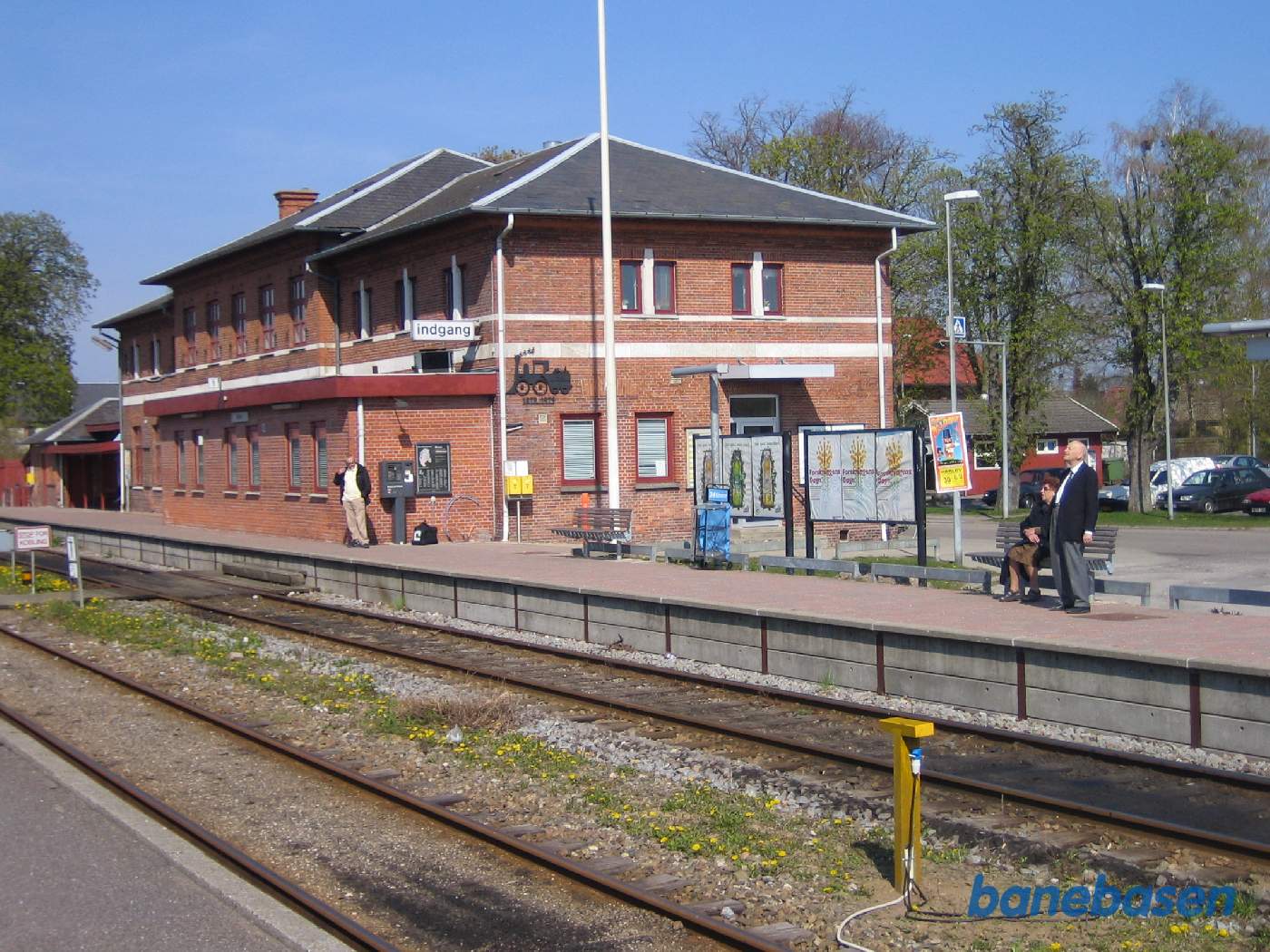 Stationen set fra banesiden