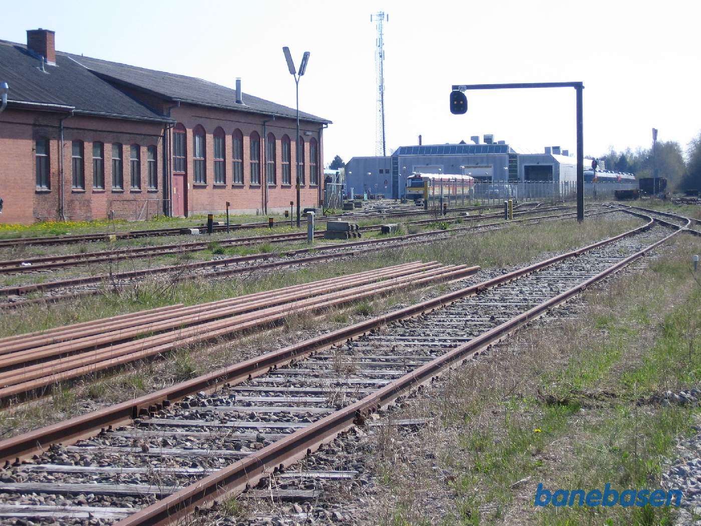 Et vue ud over stationsområdet med banens værksteder i baggrunden