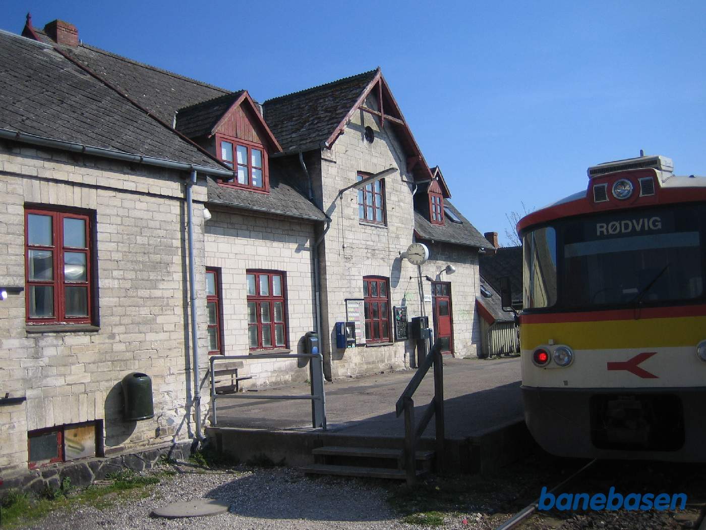 Persontoget netop ankommet til Rødvig, stationsbygningen ses inde til venstre