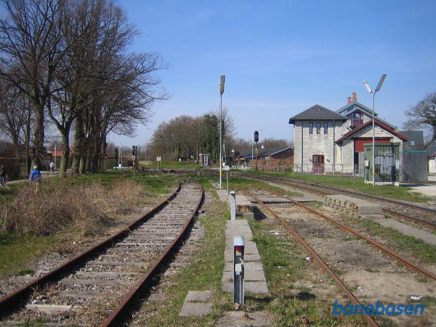 Et vue ud over udkørselsenden i retning mod Haarlev, remisen inde til højre Et vue ud over udkørselsenden i retning mod Haarlev, remisen inde til højre