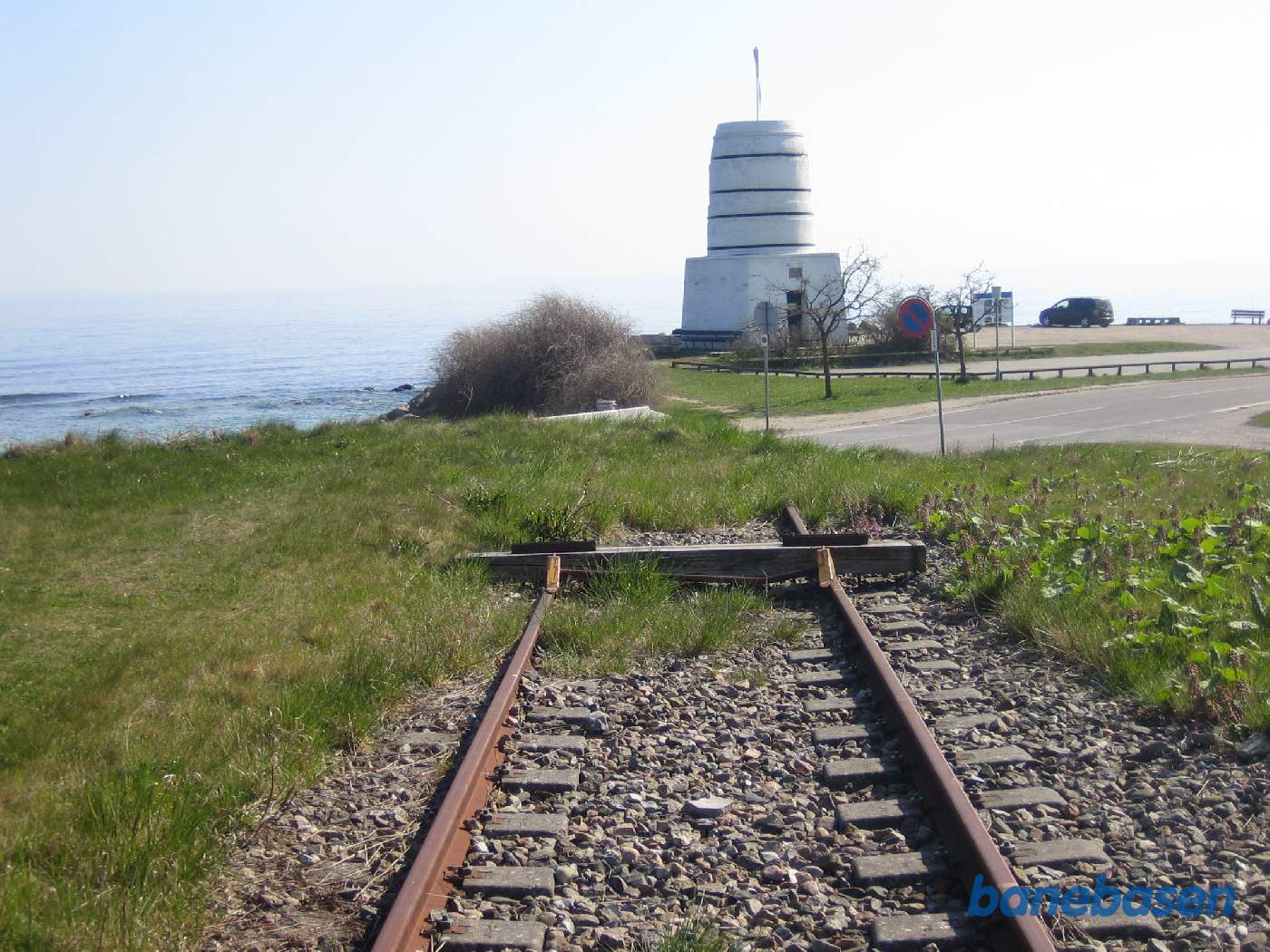 Her ender banen. Havet ses til venstre, havnen ligger til højre udenfor billedet