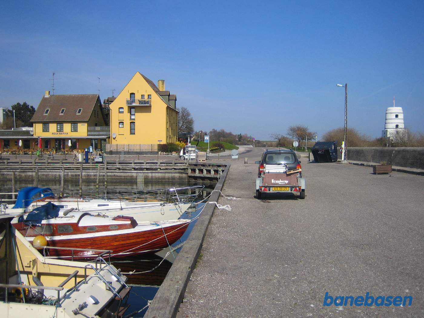 Havnebanen gik ned over den grønne græsplæne til højre for det gule hus, og ud på molen hvor fotografen står