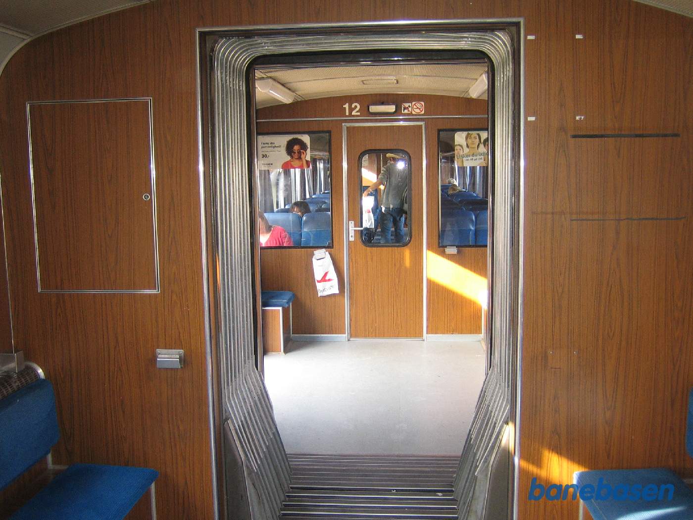 Samlingen mellem de 2 Y-togs vogne set indefra