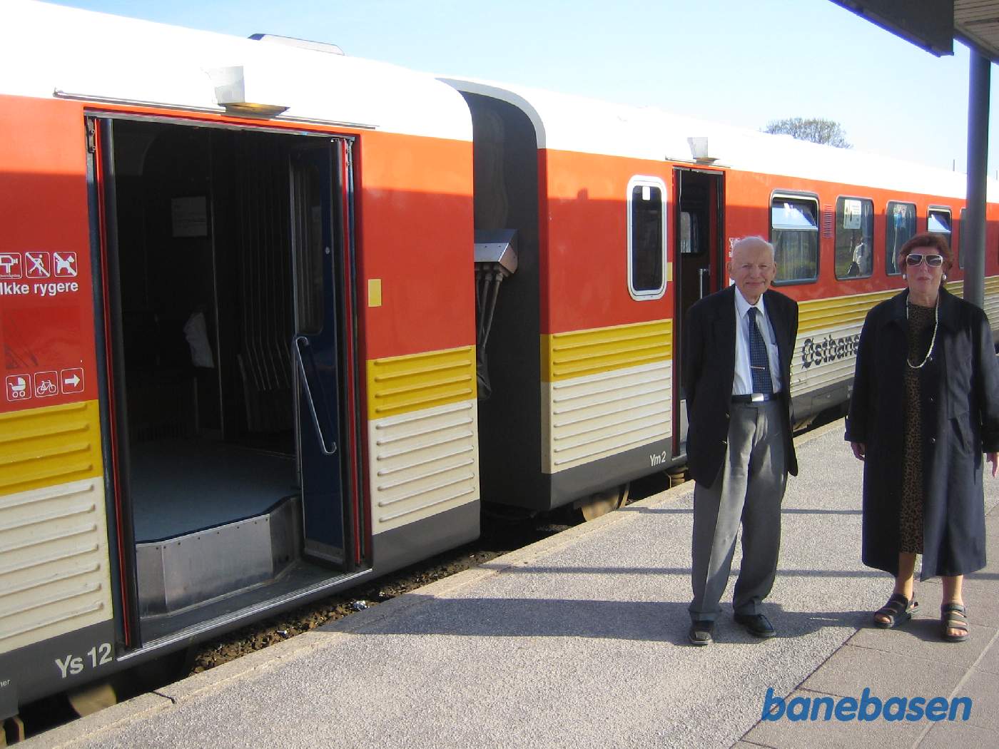 De 2 pensionister på vej ud af toget efter en dejlig sightseeing tur på Østbanen