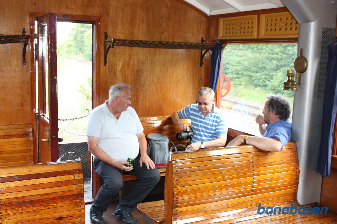 Interiør af personvogn med 3 gæster