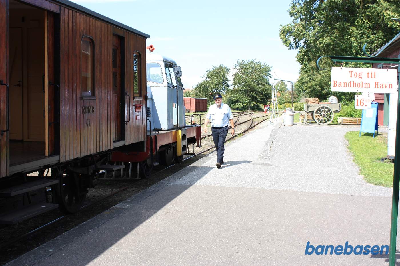 Persontoget ankommet til Bandholm, lokomotivføreren på vej henad perronen mod stationskontoret
