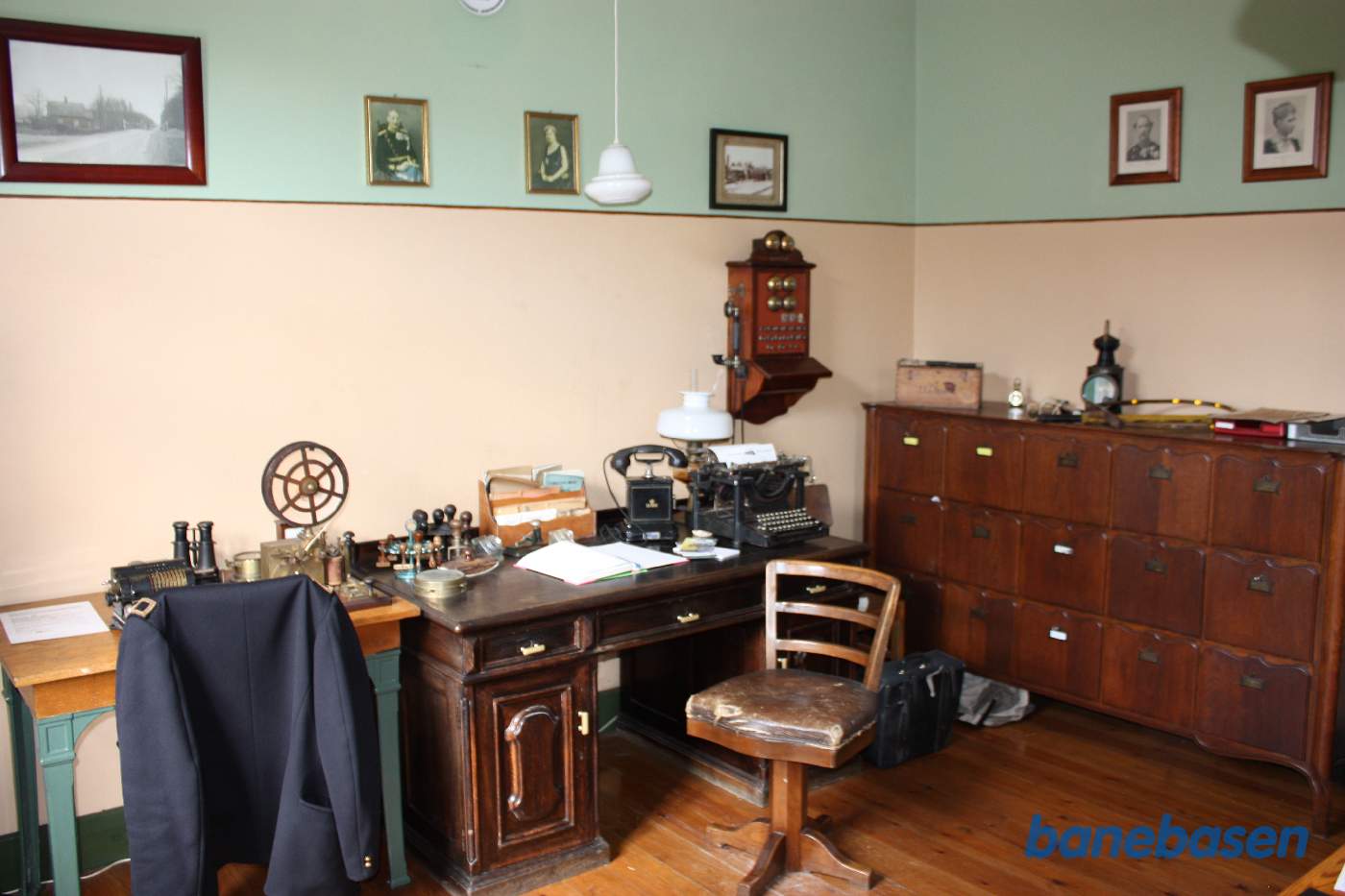 Stationskontoret med historisk udstyr såsom telegrafen på bordet