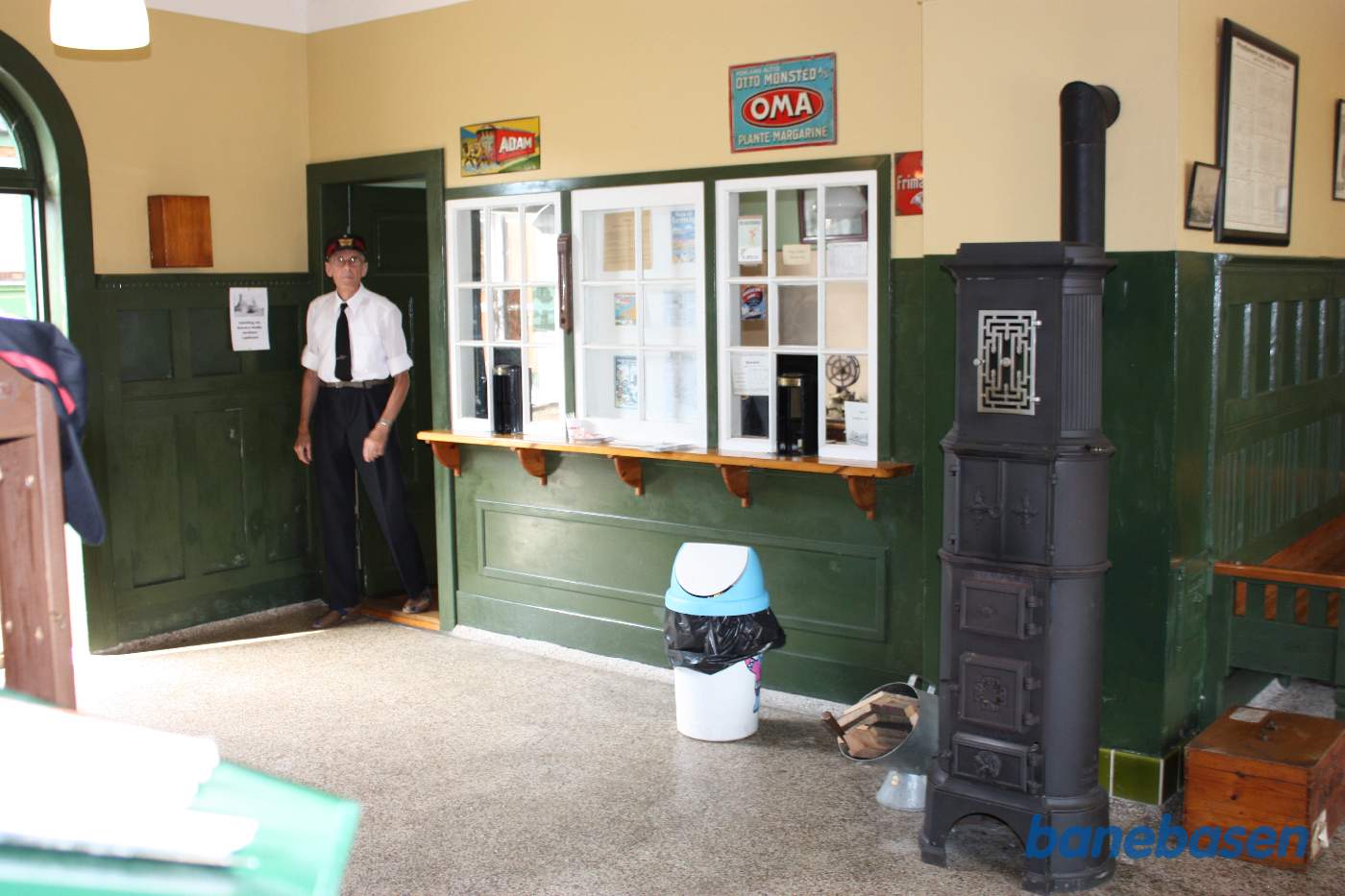 Ventesalen på stationen med billetsalget. Stationsforstanderen står i døren ind til stationskontoret