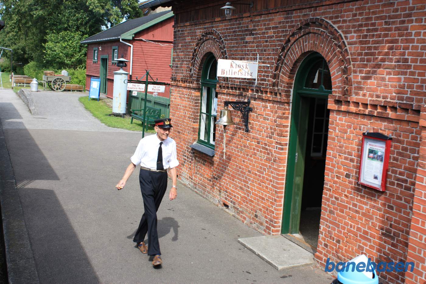 Stationsforstanderen på perronen, set oppe fra toget