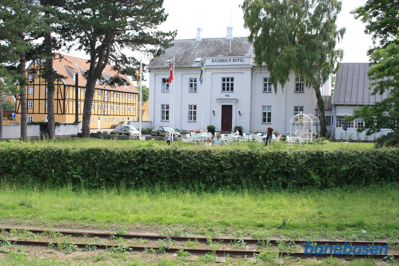 Nede på havnen ses ind i krohaven til hotellet
