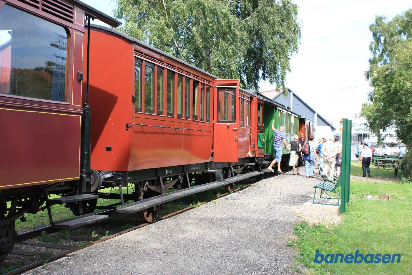 Toget er ankommet til trinbrættet på havnen, hvor der er et kort ophold, så gæsterne kan se havnen