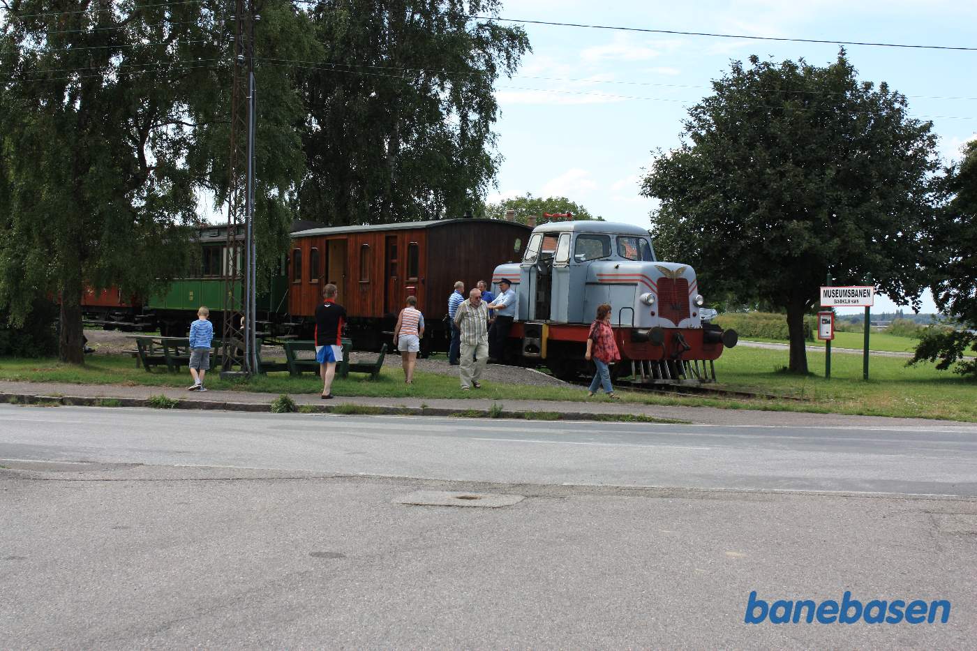 Toget er ankommet til trinbrættet på havnen, hvor der er et kort ophold, så gæsterne kan se havnen Toget er ankommet til trinbrættet på havnen, hvor der er et kort ophold, så gæsterne kan se havnen