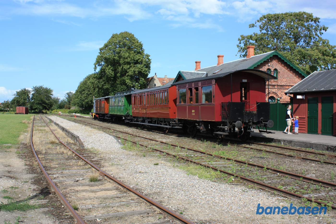 Persontoget ankommet til Bandholm, hvor lokomotivet om lidt skal omløbe vognene inden toget kører retur til Maribo