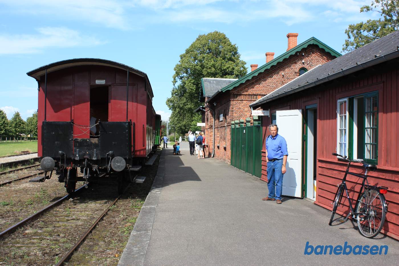 Persontoget holder ved perron