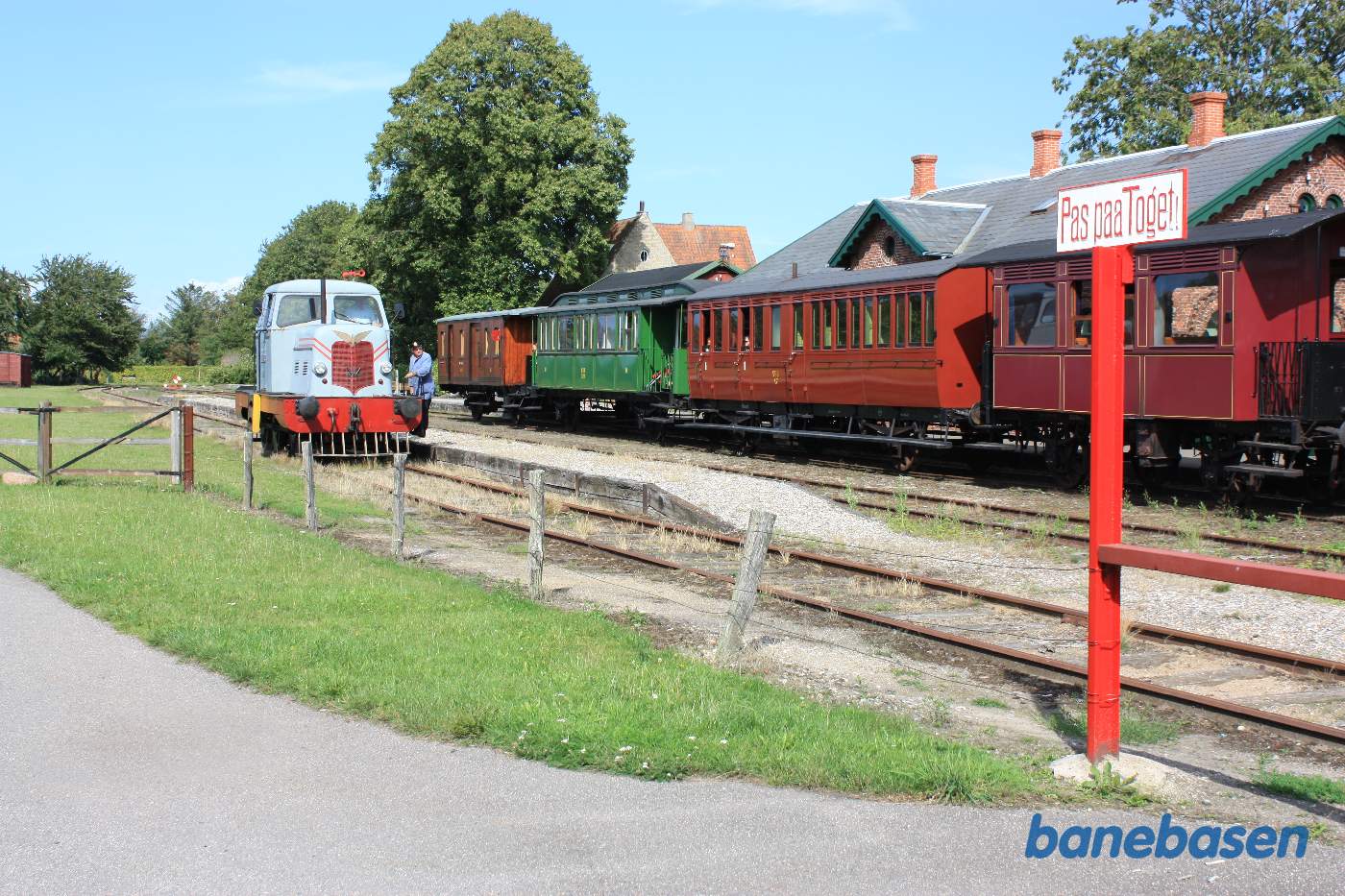 Lokomotivet omløber vognene