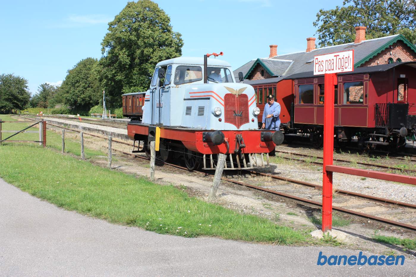 Lokomotivet omløber vognene