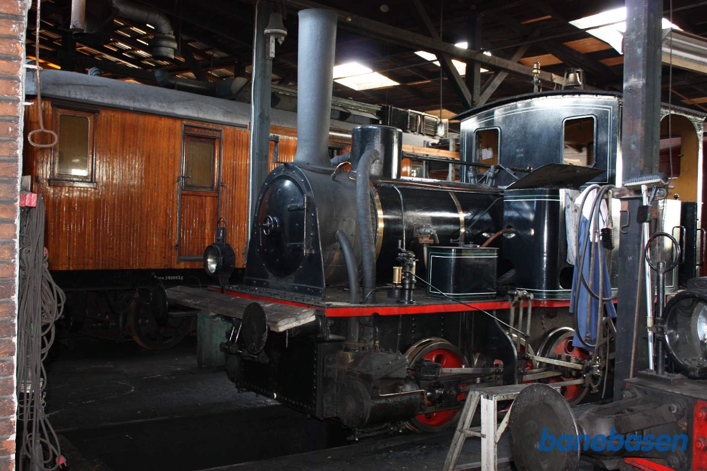 Et vue i remisen af et damplokomotiv og et diesellokomotiv M1