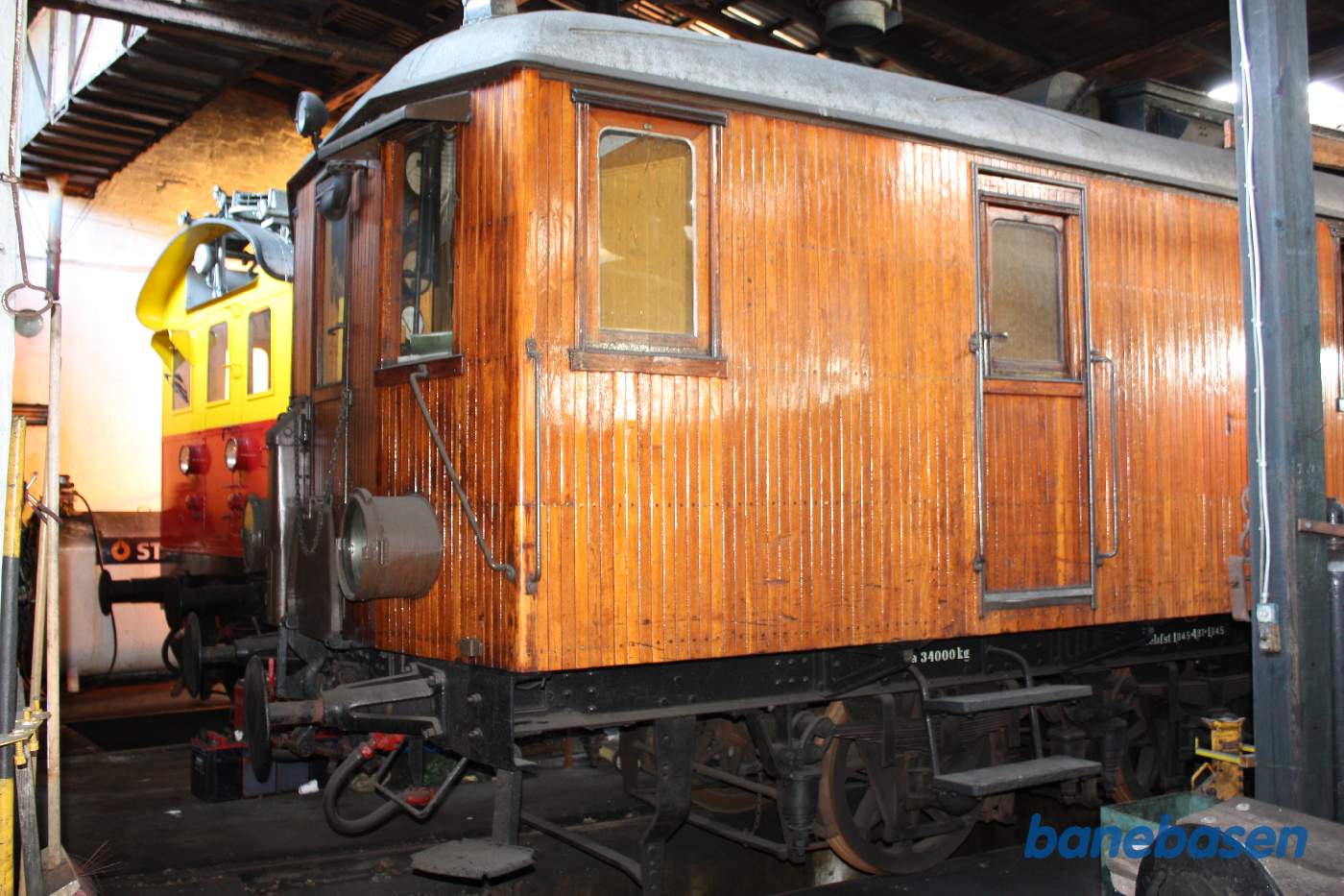 Et vue i remisen af 2 diesellokomotiver, forrest M1