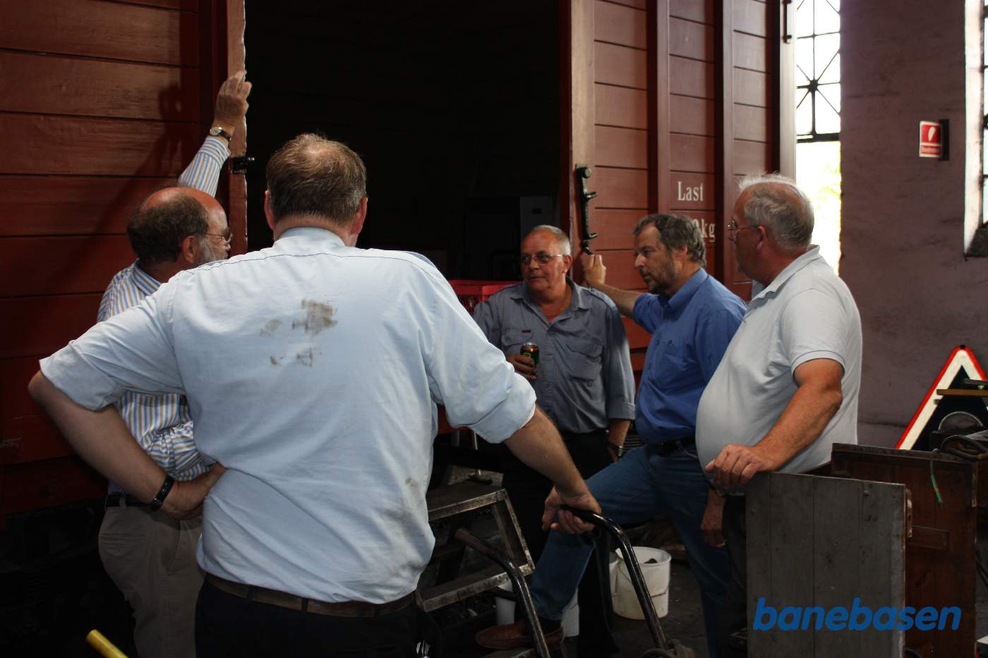 Klubmedlemmerne får en teknisk snak om det rullende materiel