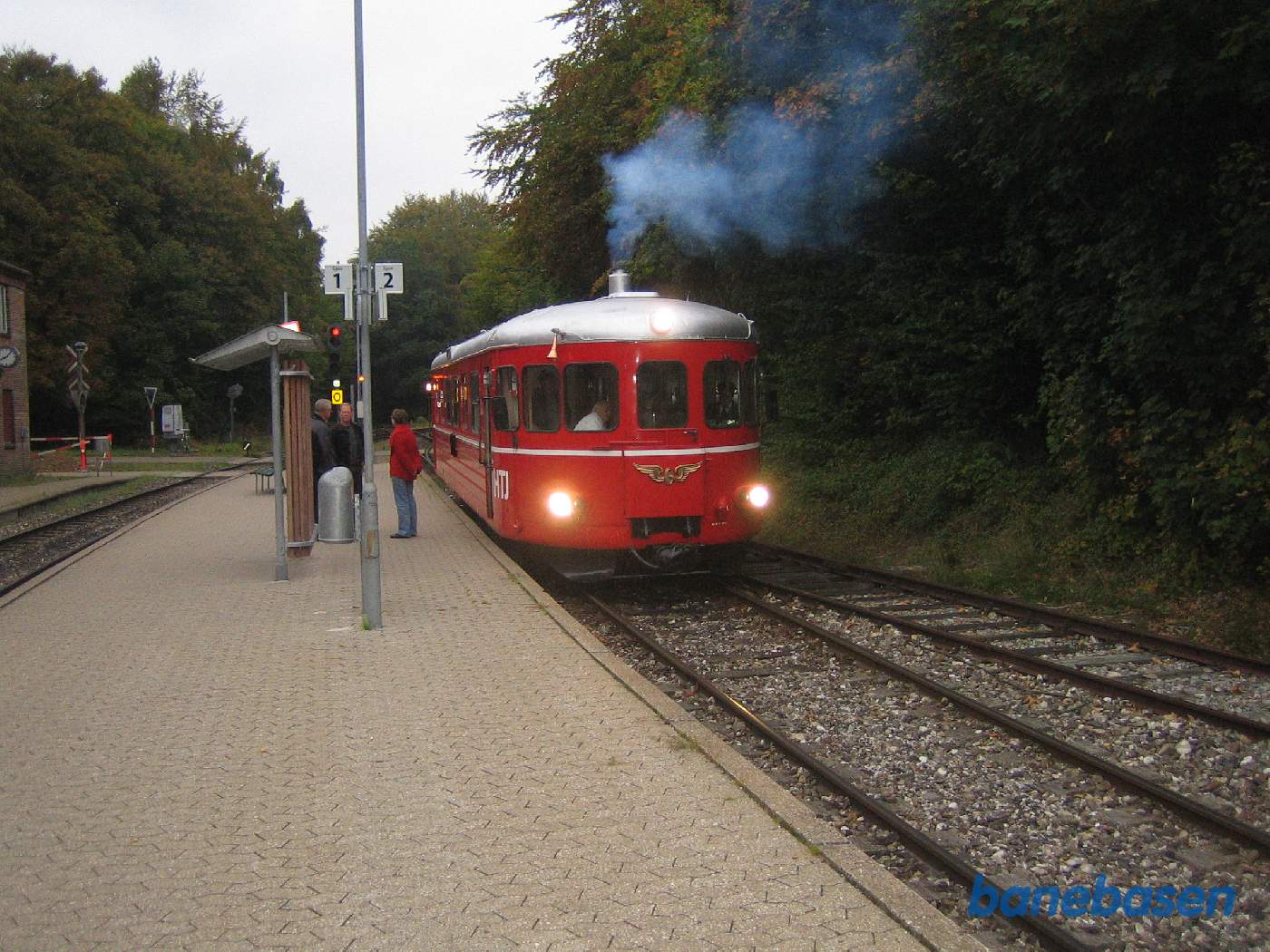 Skinnebussen er på vej fra Græsted til København, hvor rejseselskabet skal samles op og køres til Høng