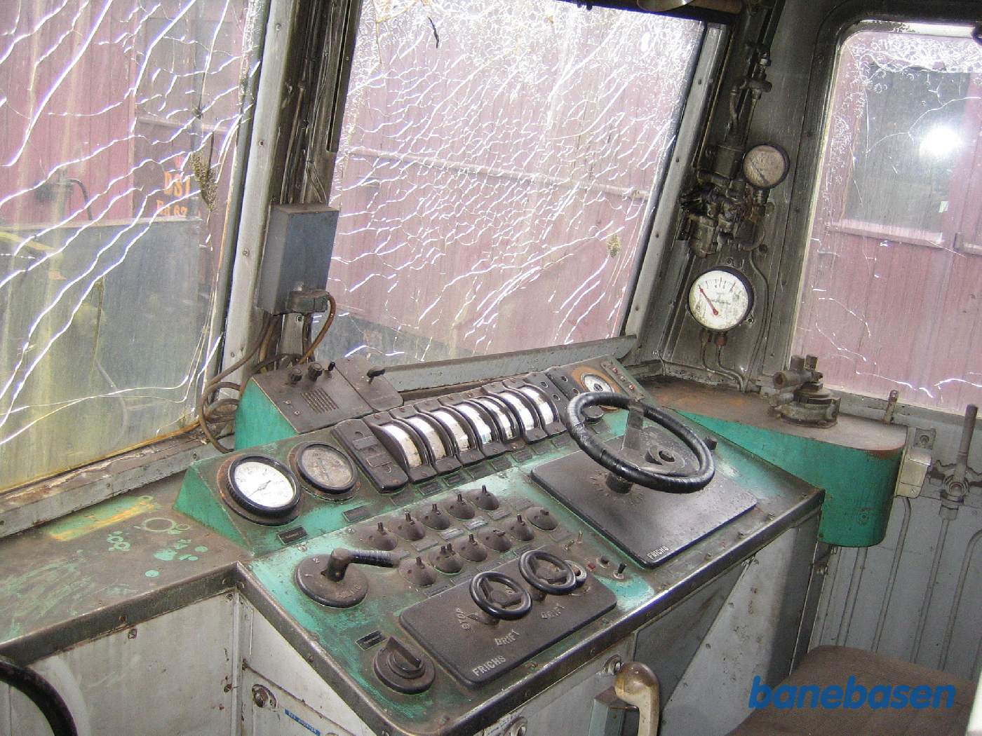 Det ved branden i Nykøbing Sj. beskadigede diesellokomotiv set fra førerpladsen