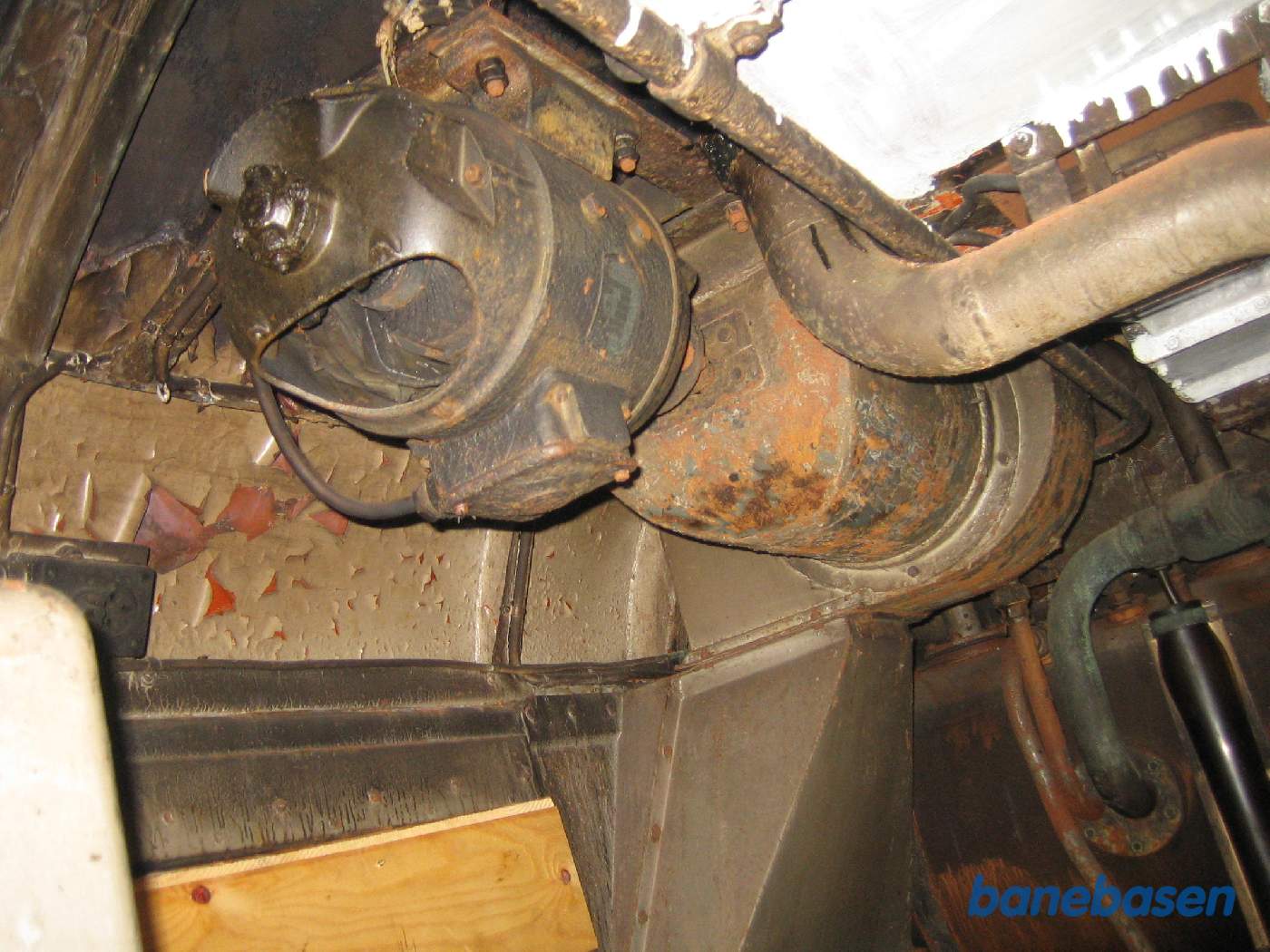 Det ved branden i Nykøbing Sj. beskadigede diesellokomotiv. Banemotorblæseren i det ene maskinrum