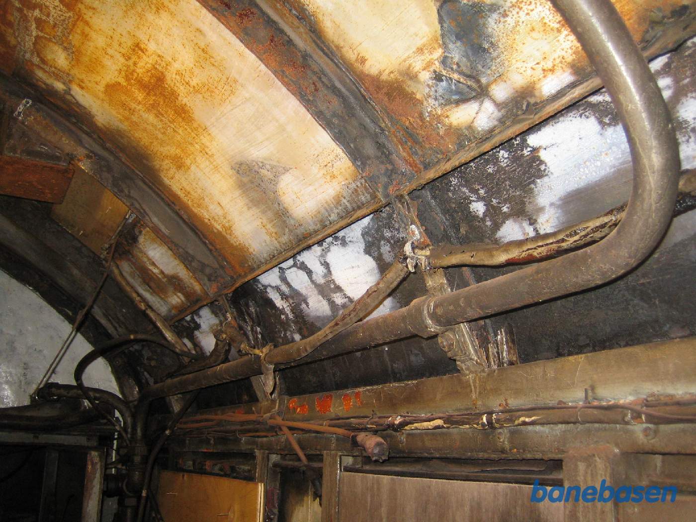 Det ved branden i Nykøbing Sj. beskadigede diesellokomotiv. Loftet over sidegangen med røret til dieselpåfyldning