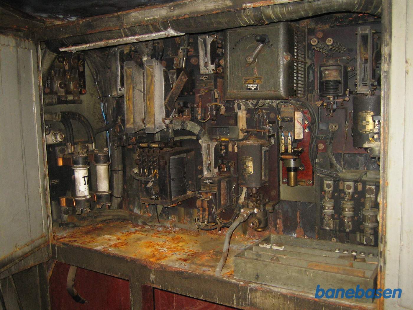 Det ved branden i Nykøbing Sj. beskadigede diesellokomotiv. Det ene apparatskab