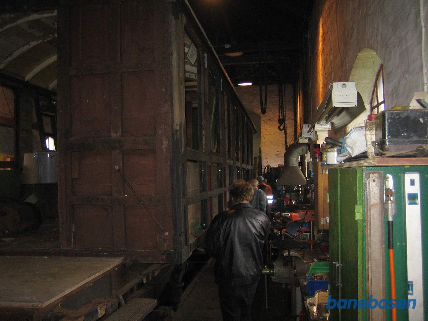 En personvogn i værkstedet under restaurering En personvogn i værkstedet under restaurering