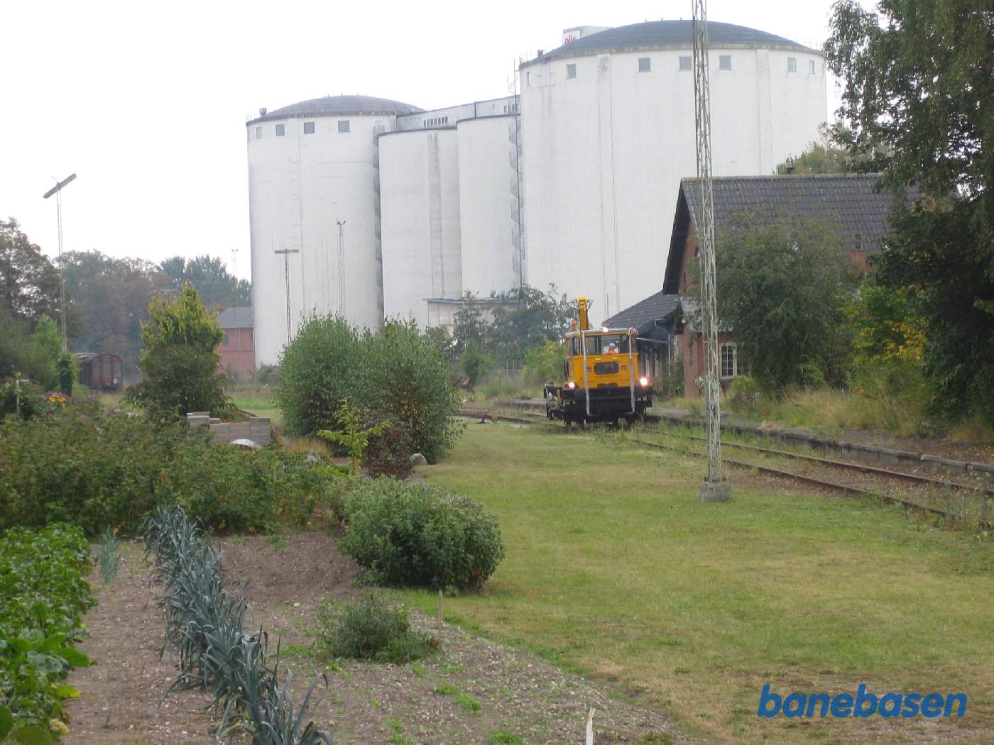 Den gule maskine foran stationsbygningen