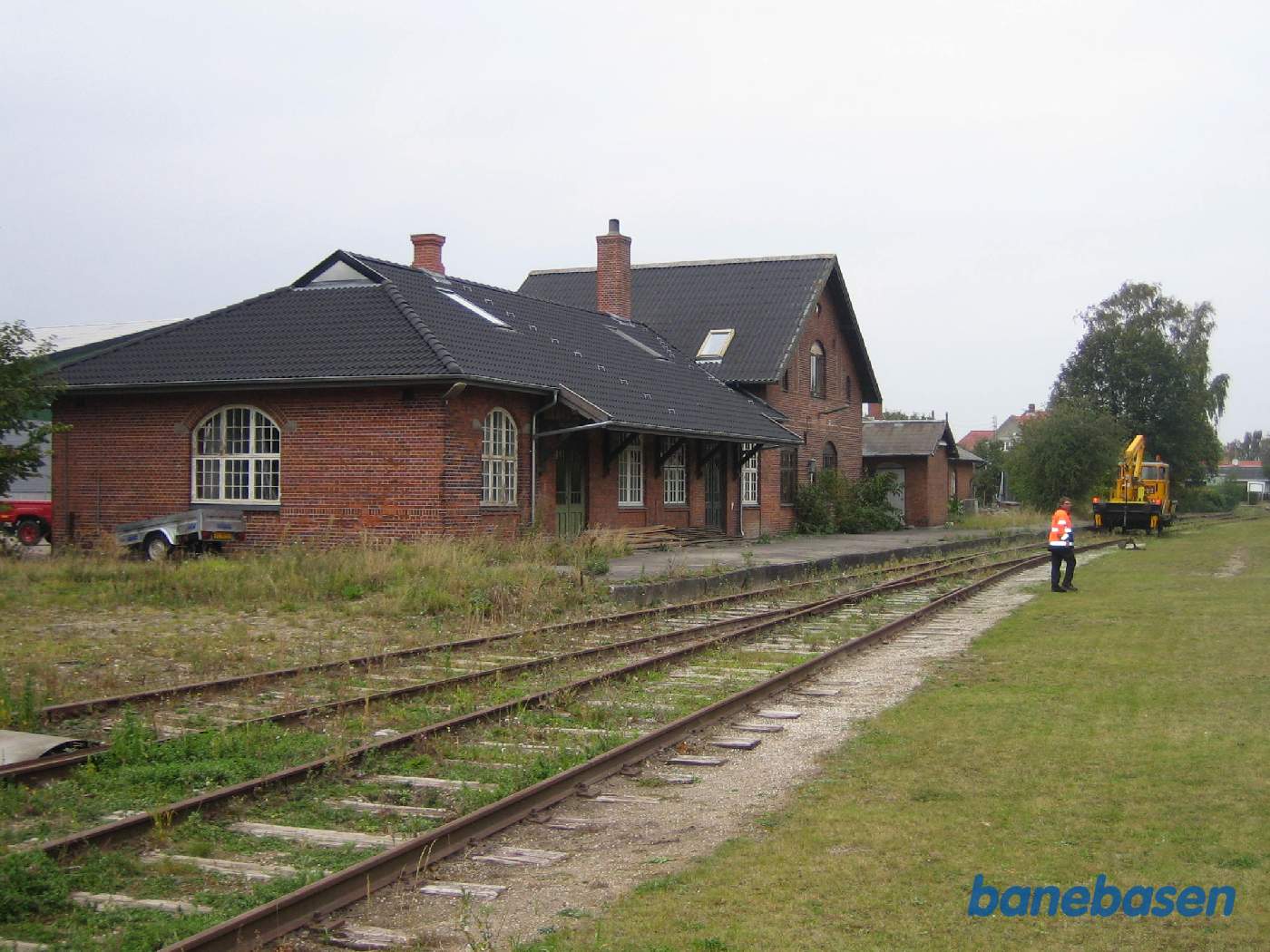 Stationsbygningen set fra banen