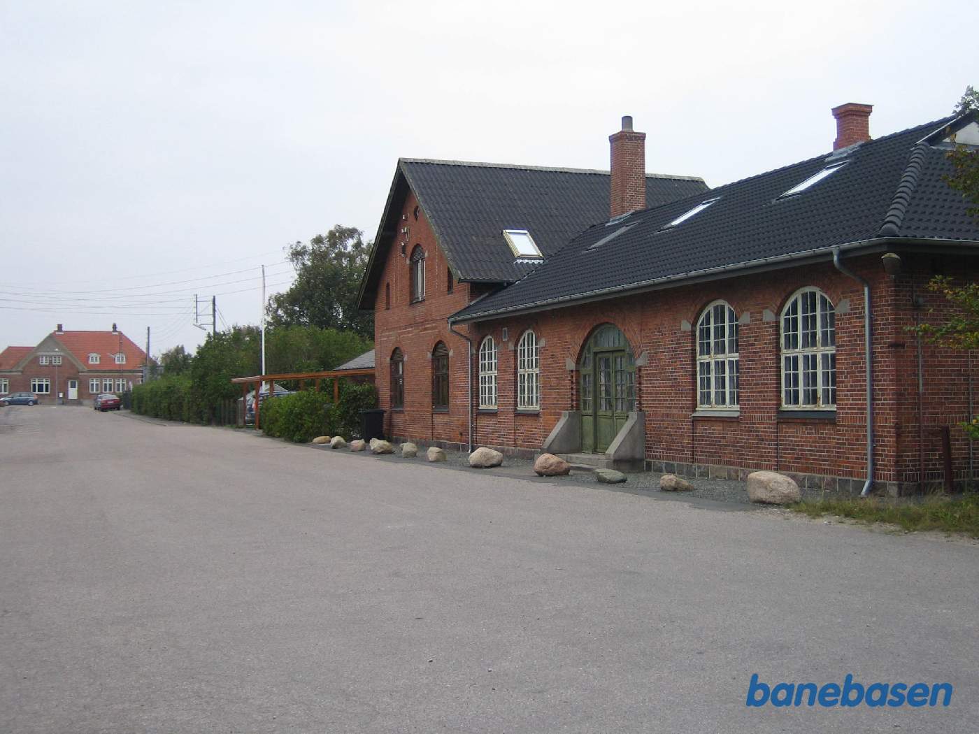 Stationsbygningen set fra vejen Stationsbygningen set fra vejen