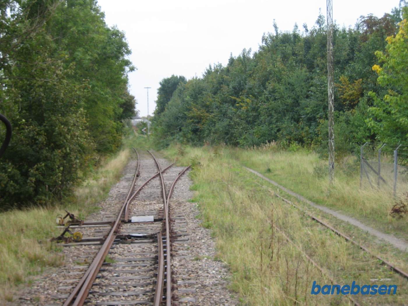 Et vue langs sporet ud af stationen i retning mod Høng. Sporet til højre er udtræksspore for sukkerfabrikken inde til højre