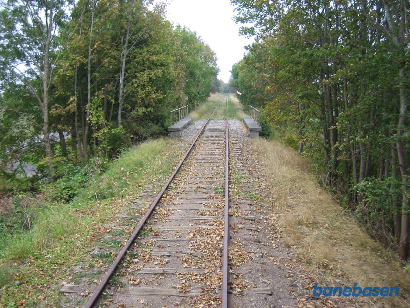 Vi er på strækningen mellem Gørlev og Høng ved broen over Mosevej. 1200 meter afstandsmærket til I-signalet i Høng ses lidt længere fremme
