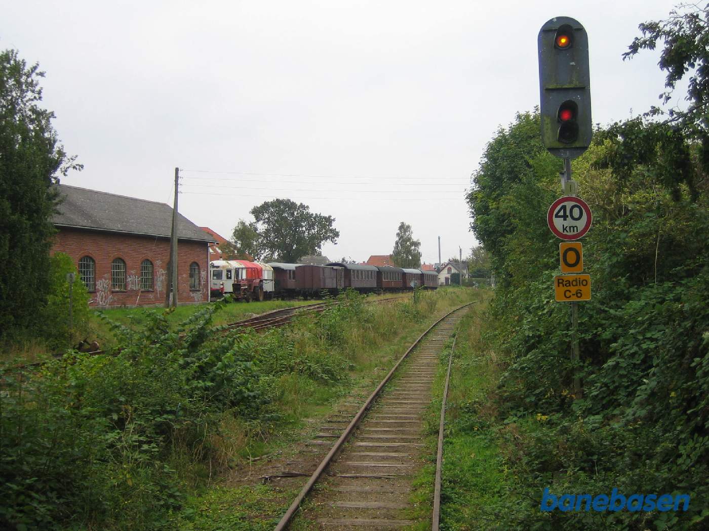 Vi holder for stop ved I-signalet til Høng. Remisen ses over til venstre sammen med klubbens rullende materiel