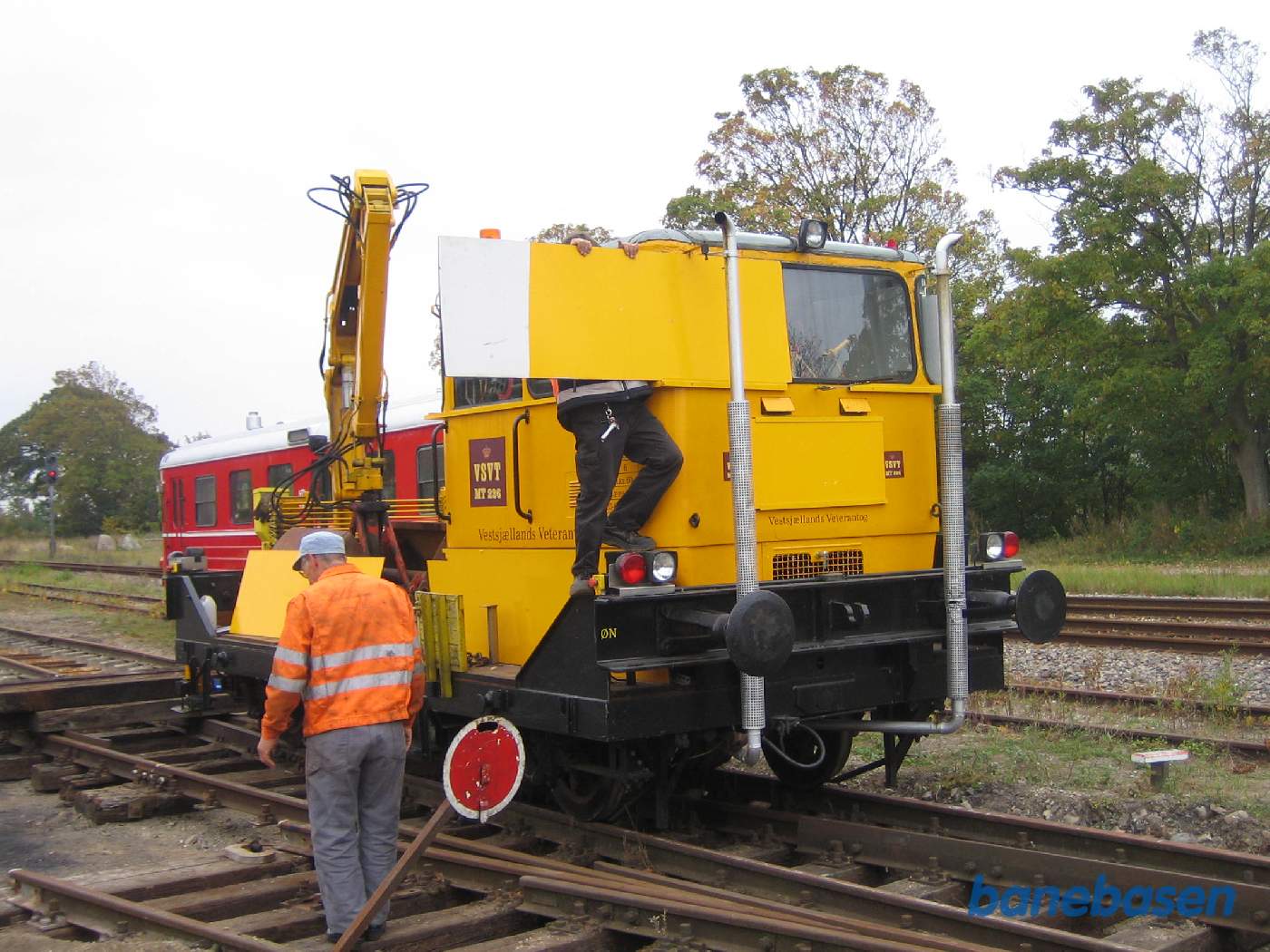 Klubbens gule maskine. Vinduerne beskyttes mod hærværk af plader Klubbens gule maskine. Vinduerne beskyttes mod hærværk af plader