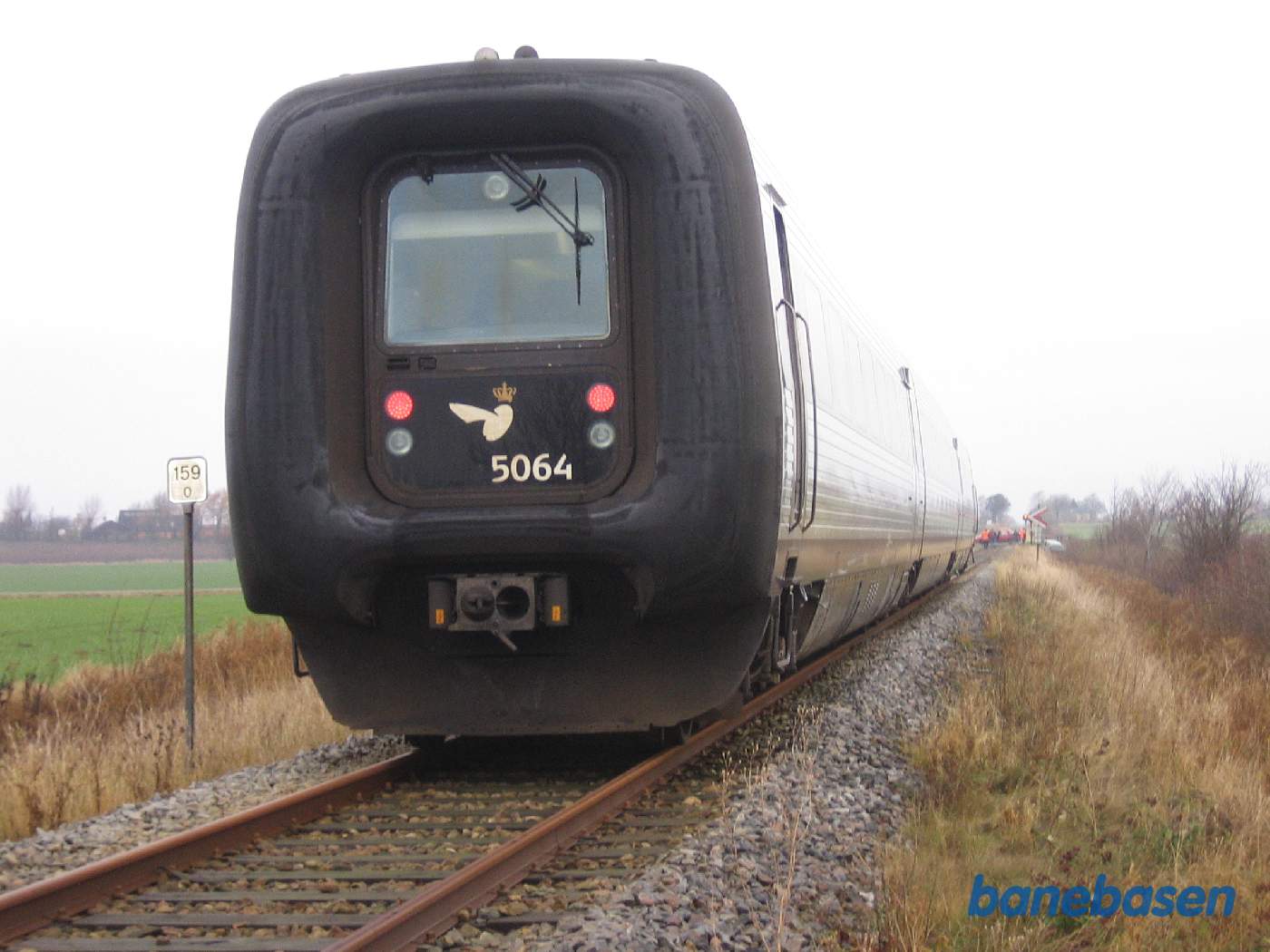 Fronten af toget, der ramte bilen. Bag toget ses overkørsel 96 med en del redningsfolk Fronten af toget, der ramte bilen. Bag toget ses overkørsel 96 med en del redningsfolk