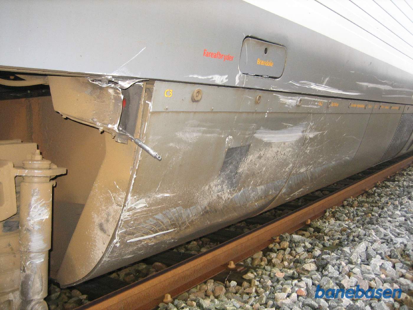 Skaderne på siden af toget