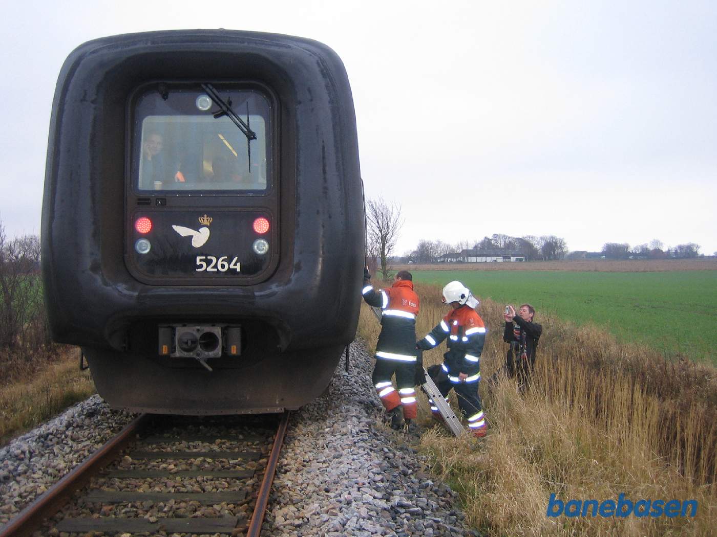 Bagenden af toget. Man vurderede, at toget sagtens kunne køre tilbage til Nykøbing F, men uden passagerer