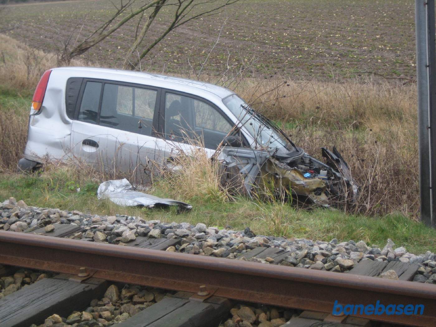 Bilen fik et ordentlig slag på siden ude foran