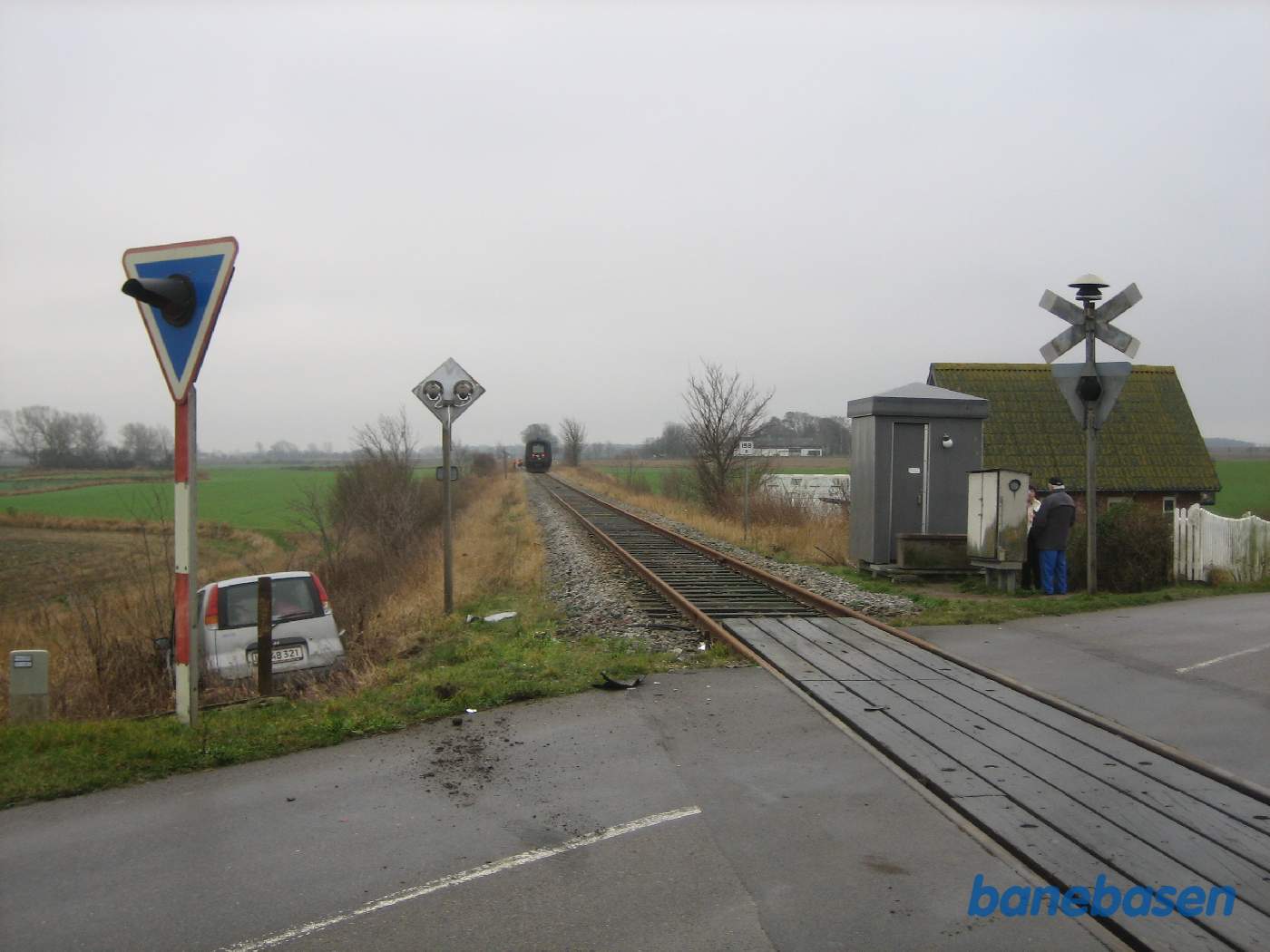 Billedet er taget inden Falck kom for at fjerne bilen